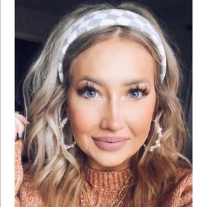 Super cute trendy headbands.